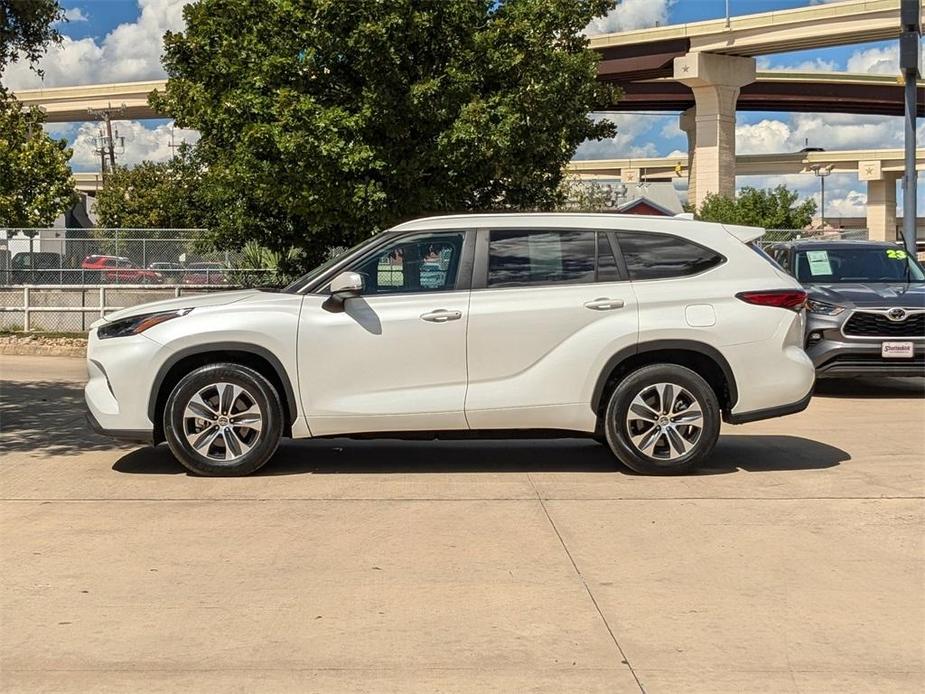 used 2023 Toyota Highlander car, priced at $38,999