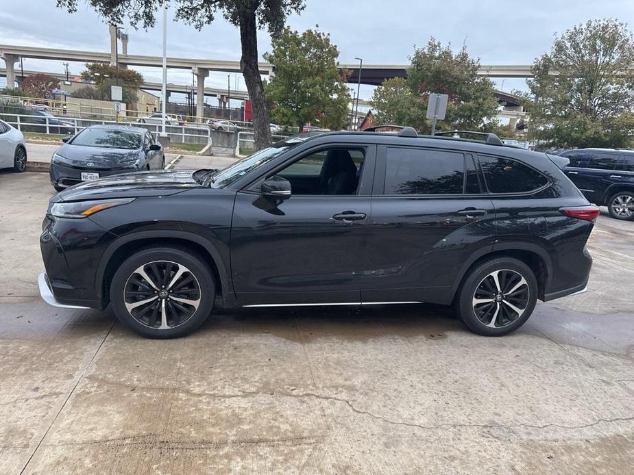 used 2022 Toyota Highlander car, priced at $38,990