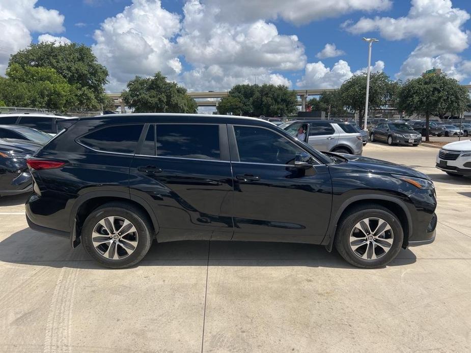 used 2023 Toyota Highlander car, priced at $38,999