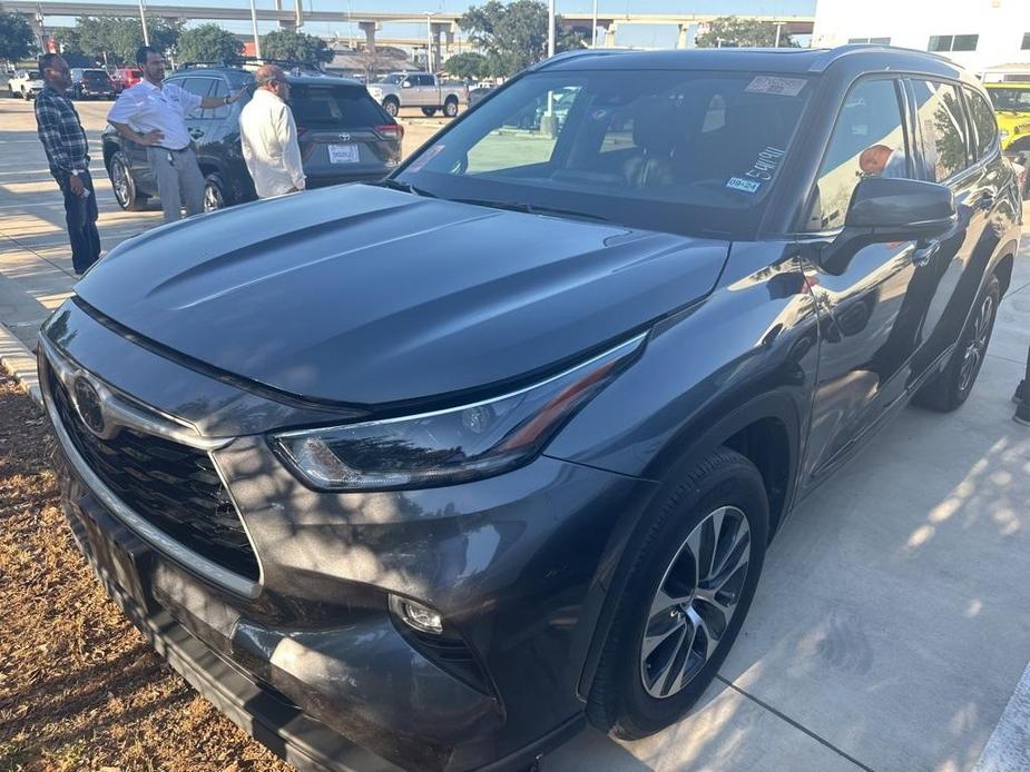 used 2021 Toyota Highlander car, priced at $32,950