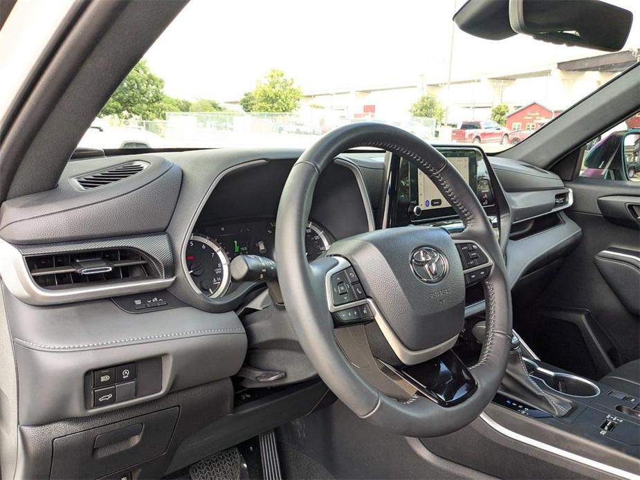 used 2023 Toyota Highlander car, priced at $44,990