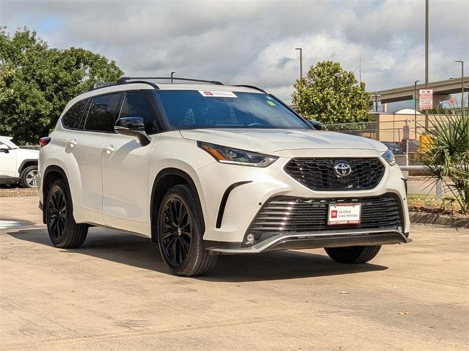 used 2023 Toyota Highlander car, priced at $44,990