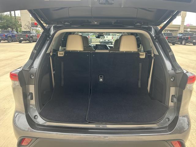 used 2022 Toyota Highlander car, priced at $39,351
