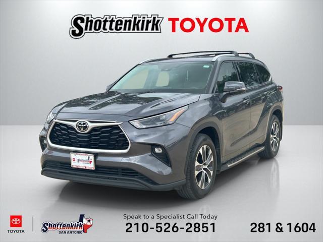 used 2022 Toyota Highlander car, priced at $39,351