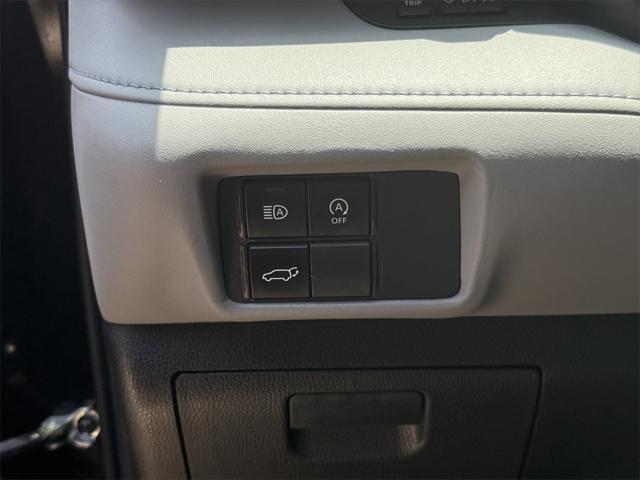 used 2023 Toyota Highlander car, priced at $36,892