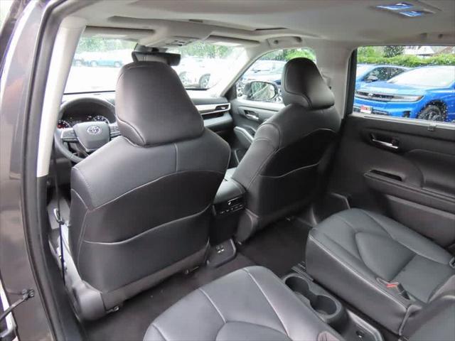 used 2020 Toyota Highlander car, priced at $30,995