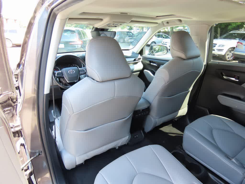 used 2021 Toyota Highlander car, priced at $26,995