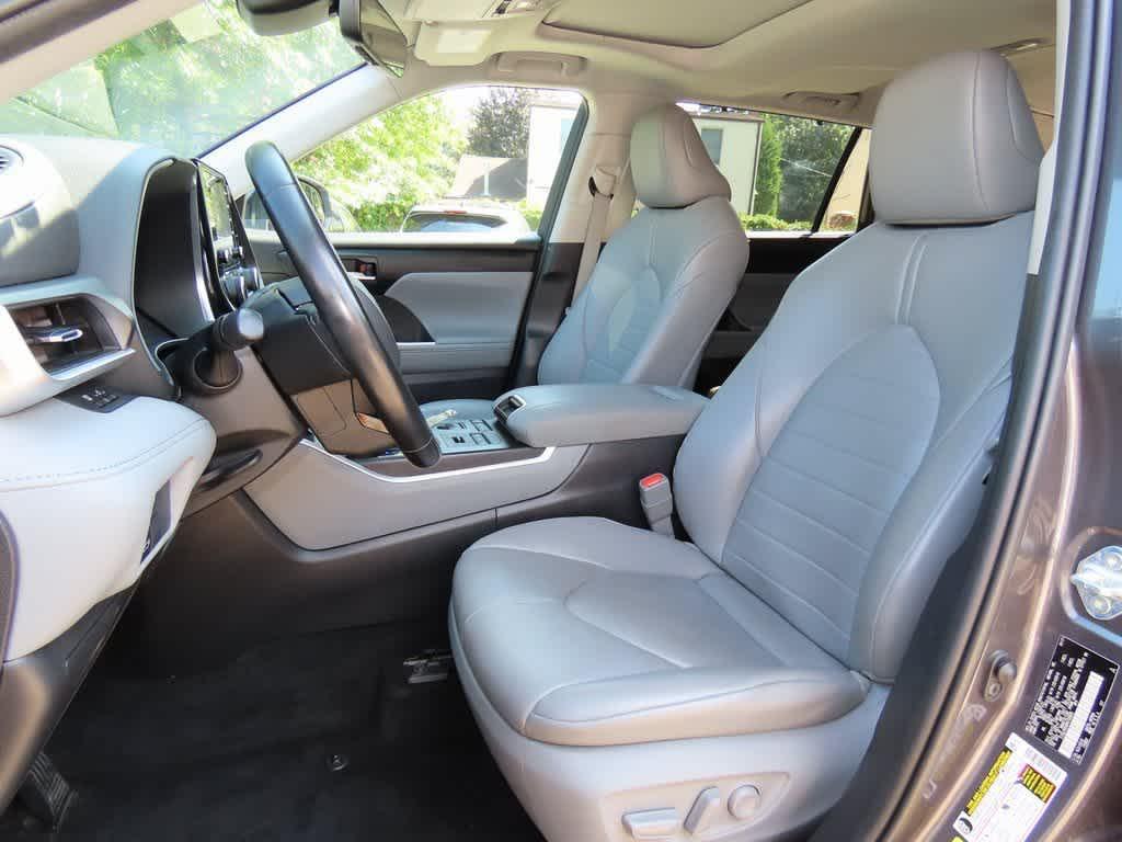 used 2021 Toyota Highlander car, priced at $26,995