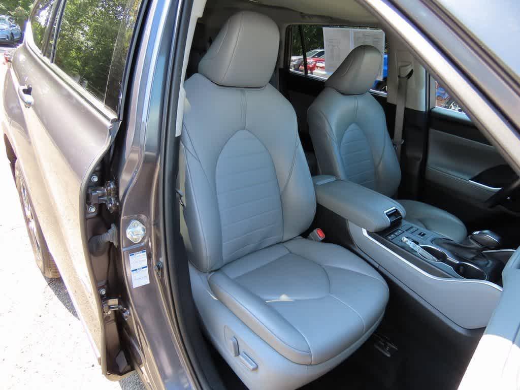 used 2021 Toyota Highlander car, priced at $26,995