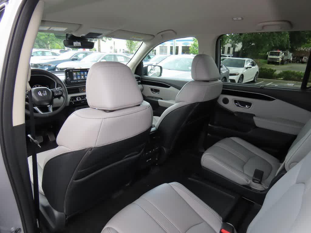 new 2025 Honda Pilot car, priced at $47,825