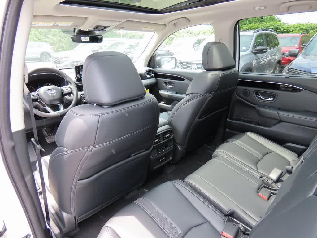 new 2025 Honda Pilot car, priced at $51,550