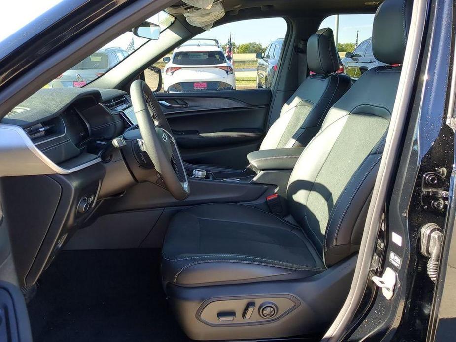 new 2025 Jeep Grand Cherokee car, priced at $40,804