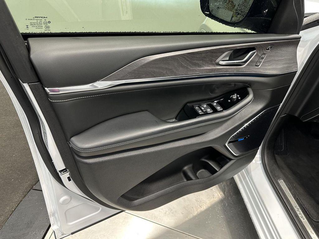 used 2024 Jeep Grand Cherokee car, priced at $46,900