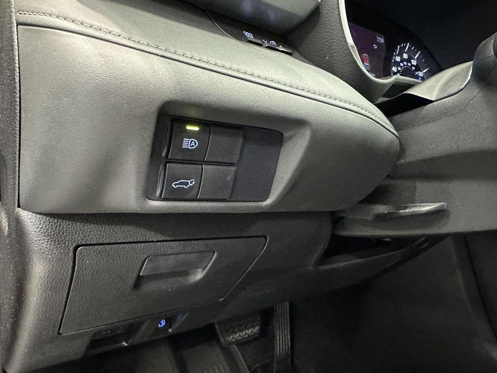 used 2020 Toyota Highlander Hybrid car, priced at $35,400