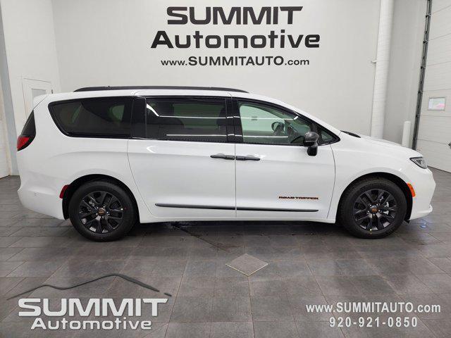 new 2024 Chrysler Pacifica Hybrid car, priced at $51,694