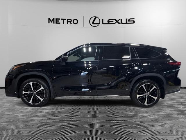 used 2022 Toyota Highlander car, priced at $39,975