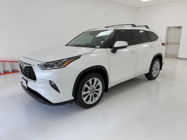 used 2020 Toyota Highlander car, priced at $28,566