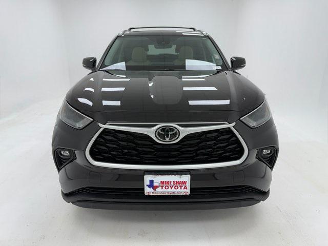 used 2022 Toyota Highlander car, priced at $35,374
