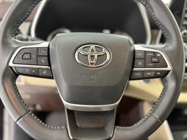 used 2022 Toyota Highlander car, priced at $35,374