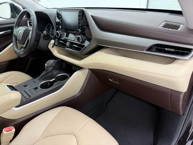 used 2022 Toyota Highlander car, priced at $35,374