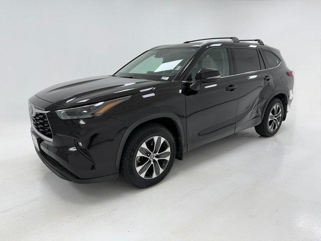 used 2022 Toyota Highlander car, priced at $35,374
