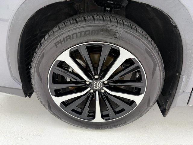 used 2022 Toyota Highlander car, priced at $31,591