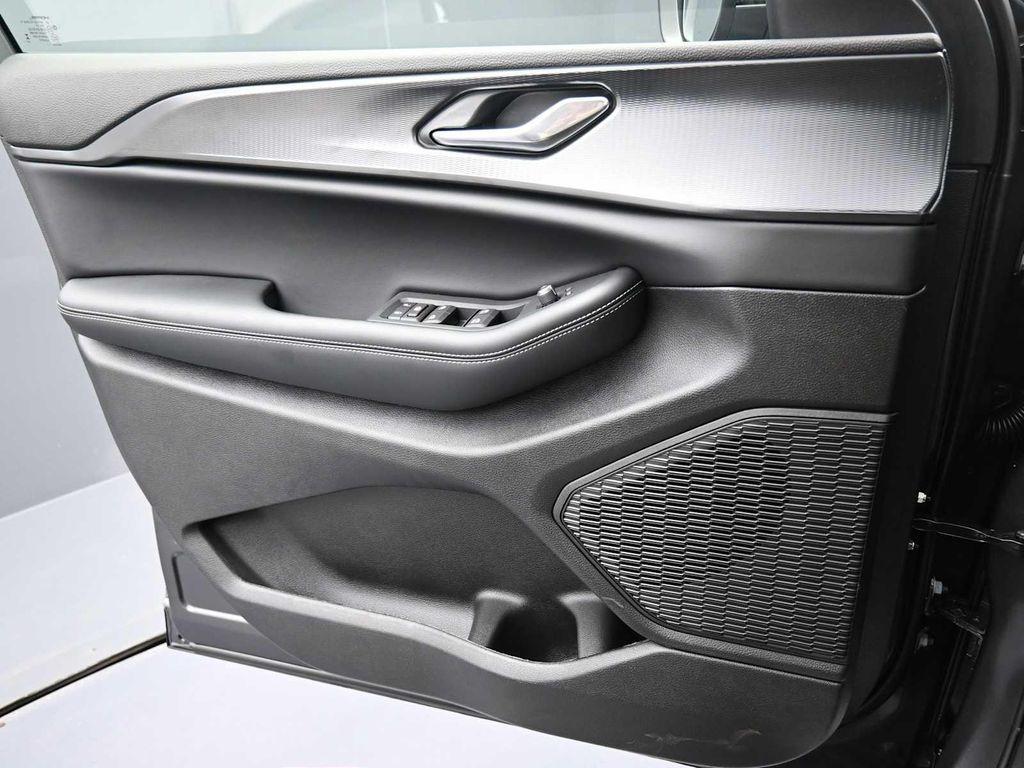 new 2025 Jeep Grand Cherokee car, priced at $44,180