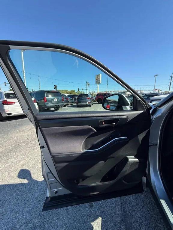 used 2022 Toyota Highlander car, priced at $21,999