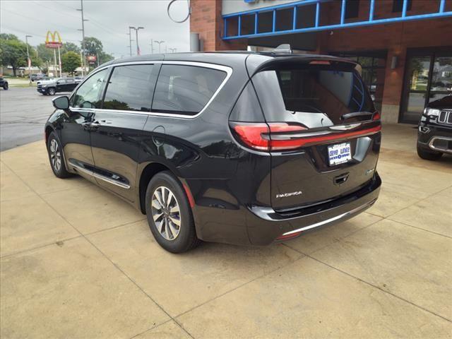 used 2022 Chrysler Pacifica Hybrid car, priced at $29,840