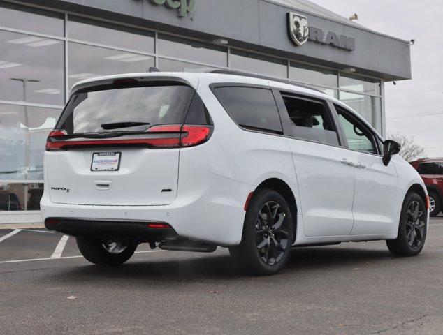 new 2024 Chrysler Pacifica car, priced at $51,961