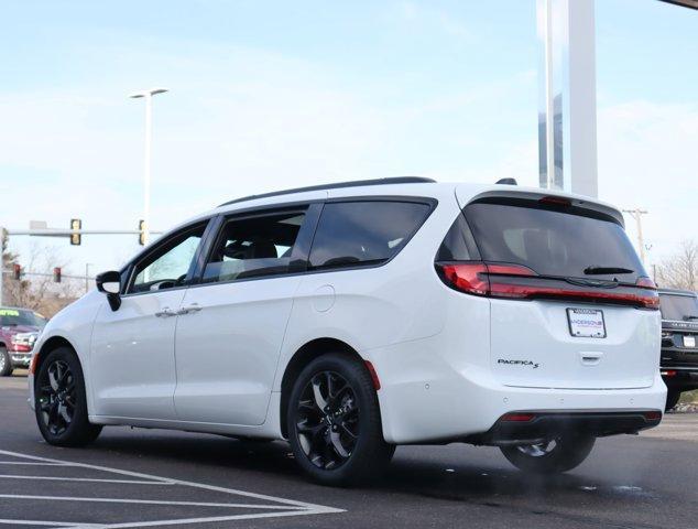 new 2024 Chrysler Pacifica car, priced at $46,888