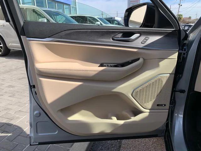 new 2024 Jeep Grand Cherokee L car, priced at $42,500