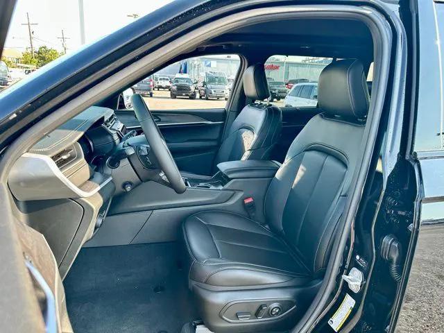 new 2025 Jeep Grand Cherokee car, priced at $48,160
