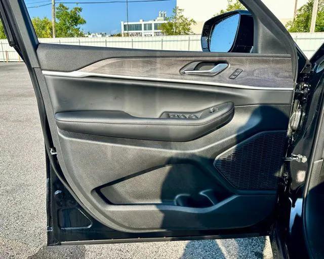 new 2025 Jeep Grand Cherokee car, priced at $48,160