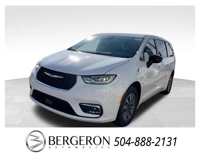 new 2024 Chrysler Pacifica Hybrid car, priced at $48,195