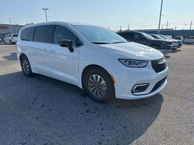 new 2025 Chrysler Pacifica Hybrid car, priced at $52,325