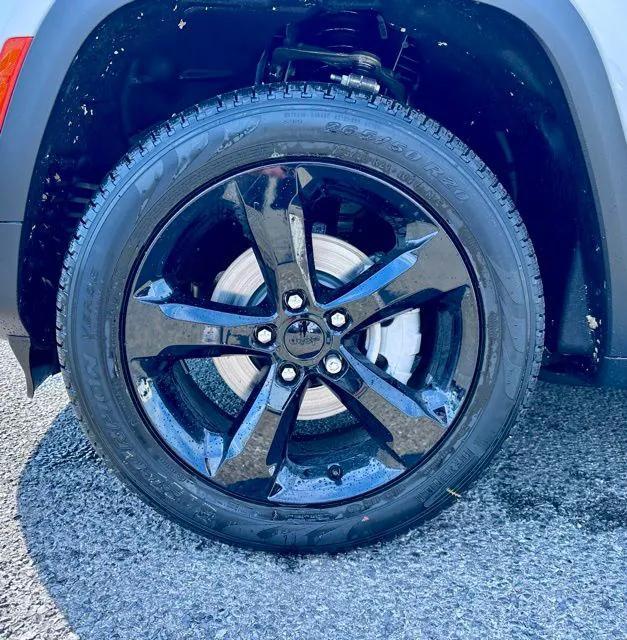 new 2025 Jeep Grand Cherokee car, priced at $42,125