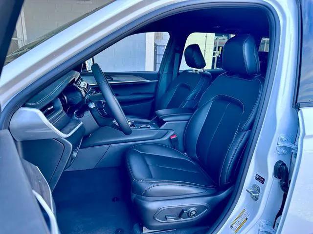 new 2025 Jeep Grand Cherokee car, priced at $42,125