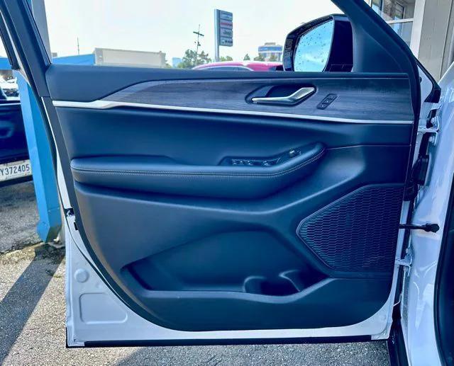 new 2025 Jeep Grand Cherokee car, priced at $42,125