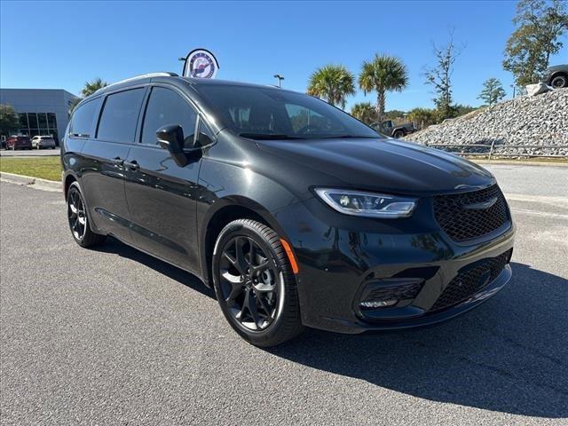 new 2023 Chrysler Pacifica car, priced at $43,912