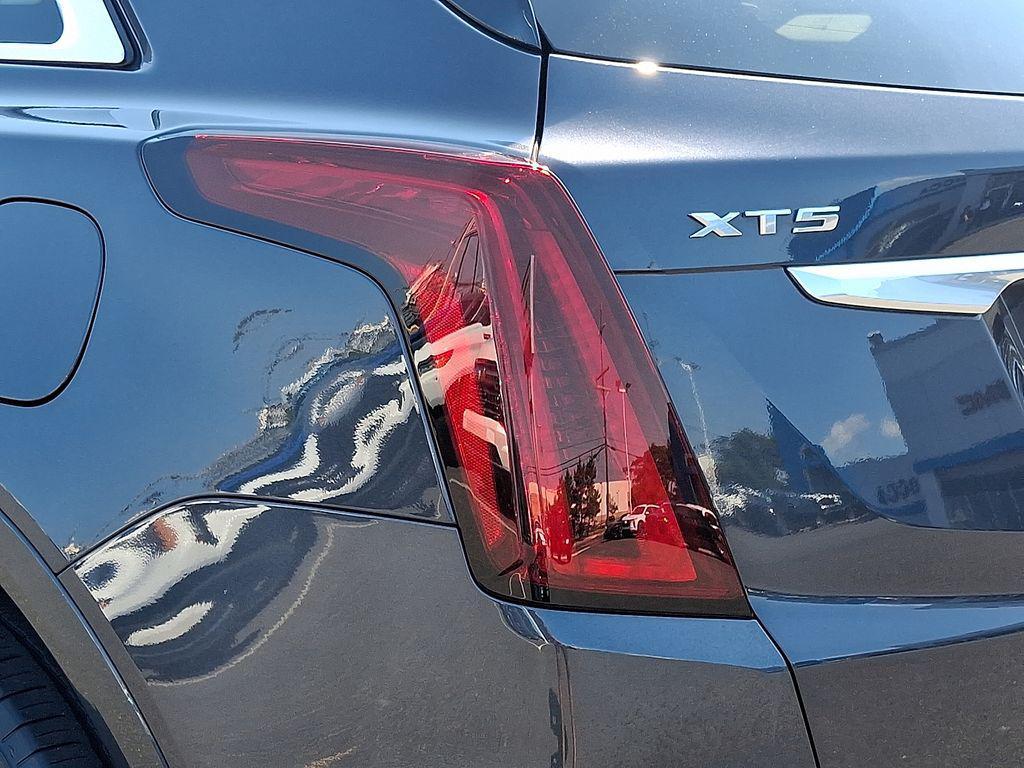 used 2022 Cadillac XT5 car, priced at $28,995
