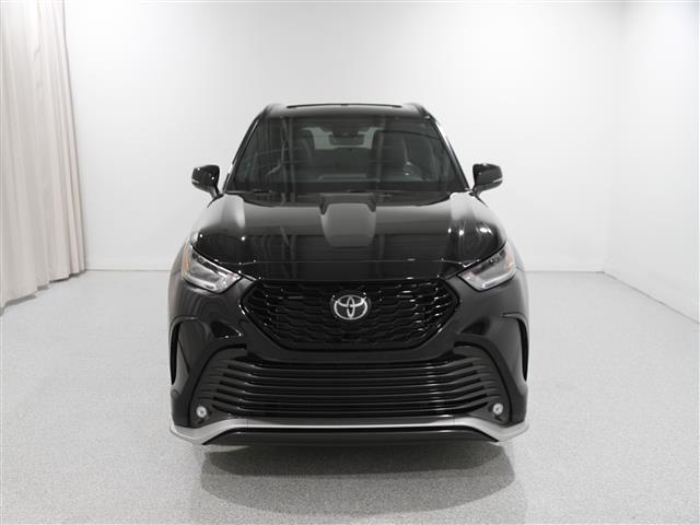used 2022 Toyota Highlander car, priced at $39,990