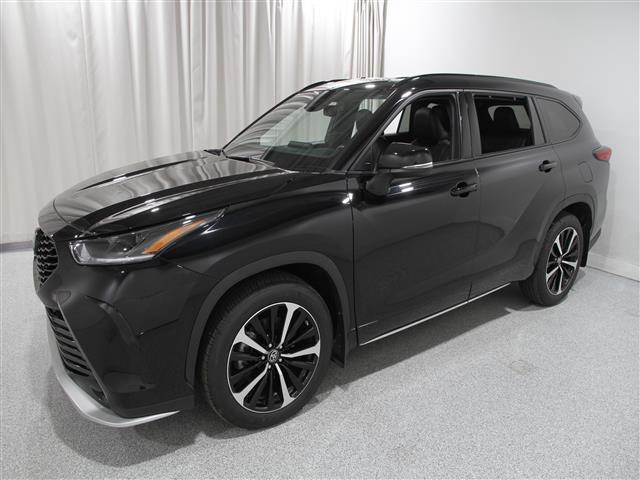used 2022 Toyota Highlander car, priced at $39,990