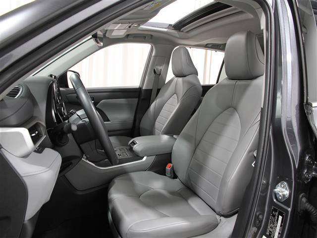 used 2022 Toyota Highlander car, priced at $38,990