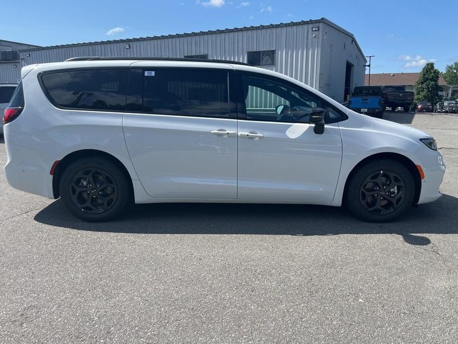 new 2024 Chrysler Pacifica Hybrid car, priced at $43,455