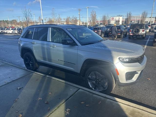 new 2025 Jeep Grand Cherokee car, priced at $48,175