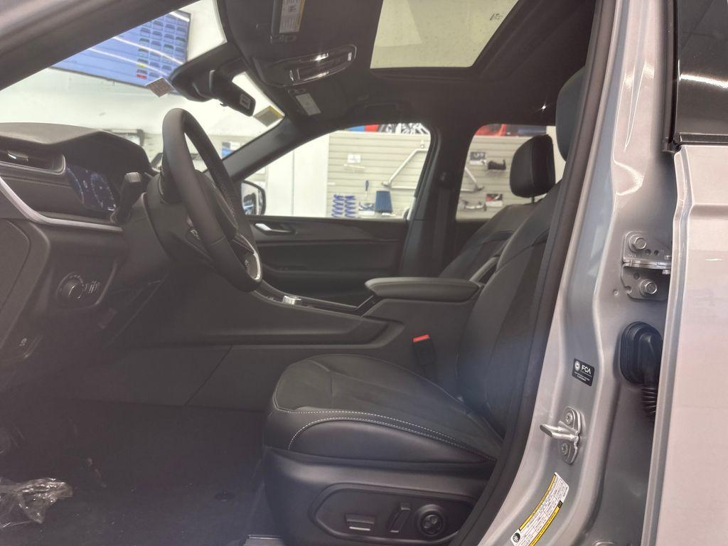 new 2025 Jeep Grand Cherokee car, priced at $48,375