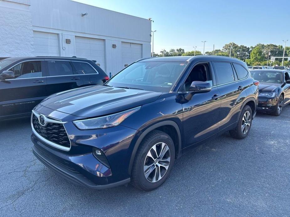 used 2022 Toyota Highlander car, priced at $31,999