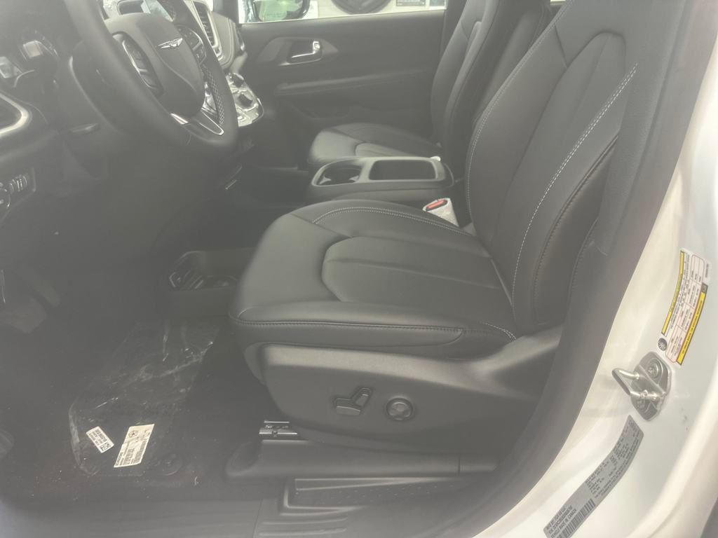 new 2025 Chrysler Pacifica car, priced at $47,440
