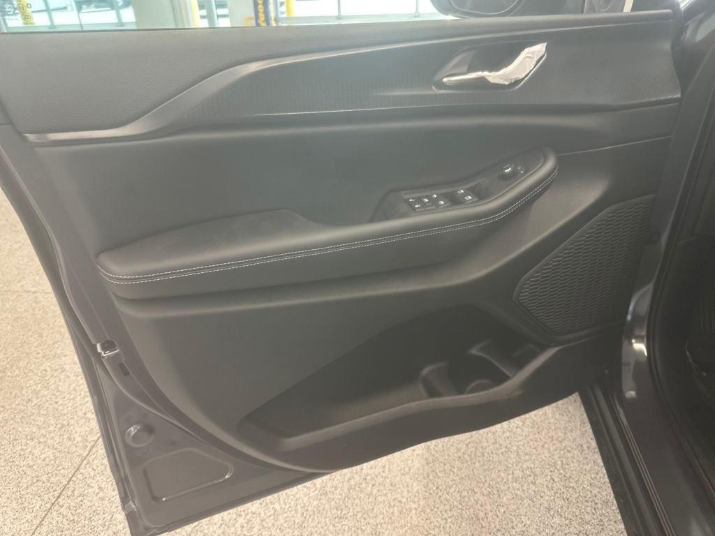 new 2025 Jeep Grand Cherokee car, priced at $44,170